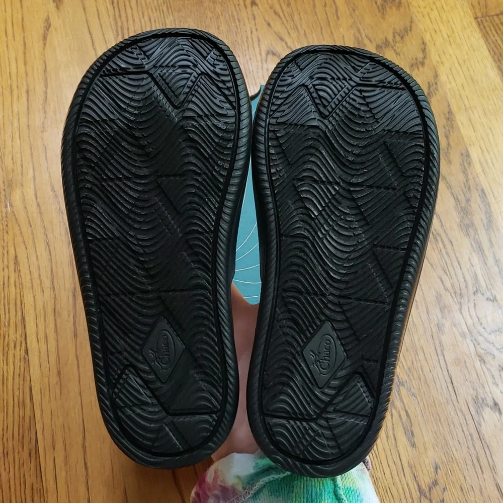 NIB Chaco Chillos Slide Sandal In Black Rainbow Tie Dye Kids Size 2